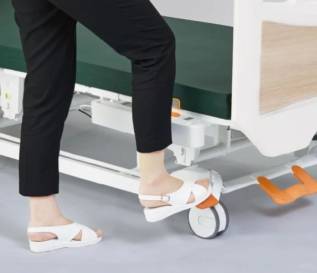 ICU bed castor wheel with central lock